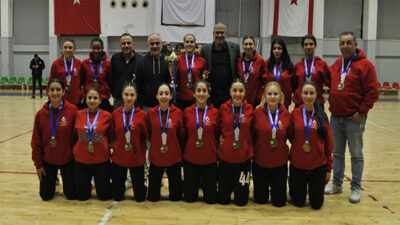 Hentbol Federasyon Kupası’nda UKÜ, hem kadınlarda, hem erkeklerde kupayı müzesine